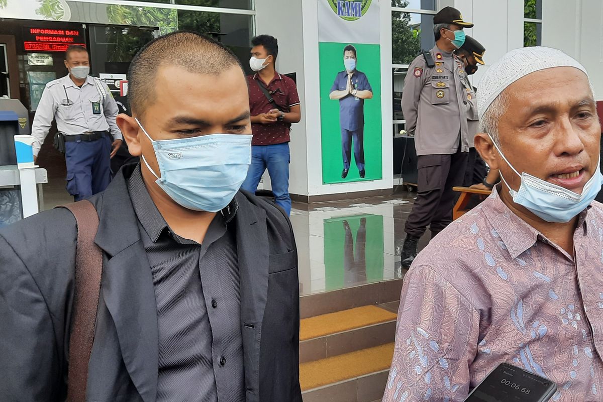Kuasa hukum Rizieq Shihab, Aziz Yanuar dan kuasa hukum Andi Tatat, Achmad Michdar di Pengadilan Negeri (PN) Jakarta Timur, Kamis (24/6/2021).