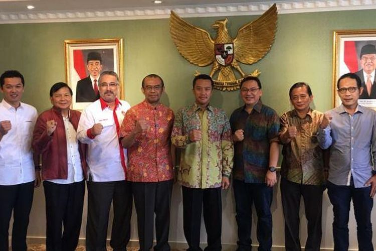 
Menpora Imam Nahrawi didampingi Deputi Bidang Peningkatan Prestasi Olahraga Gatot S. Dewa Broto, Plt. Deputi Pemberdayaan Pemuda Faisal Abdullah dan Staf Khusus Olahraga Taufik Hidayat menerima audiensi Ketua Lembaga Anti Doping Indonesia (LADI) Zaini Kadhafi Saragih yang hadir bersama Sekretaris Umum Arie Sutopo, Dewan Pembina James Tangkudung, Misbahul Munir, Syaifuddin Munis dan Wakil Sekretaris Suyadi Pawiro di Kantor Kemenpora Jakarta, Jumat (17/2).
