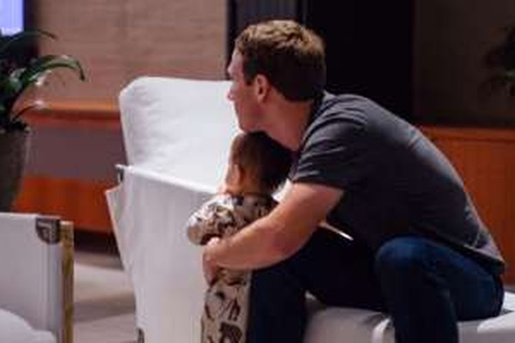 CEO Facebook Mark Zuckerberg bersama putrinya menyaksikan hasil pemilihan Presiden AS.