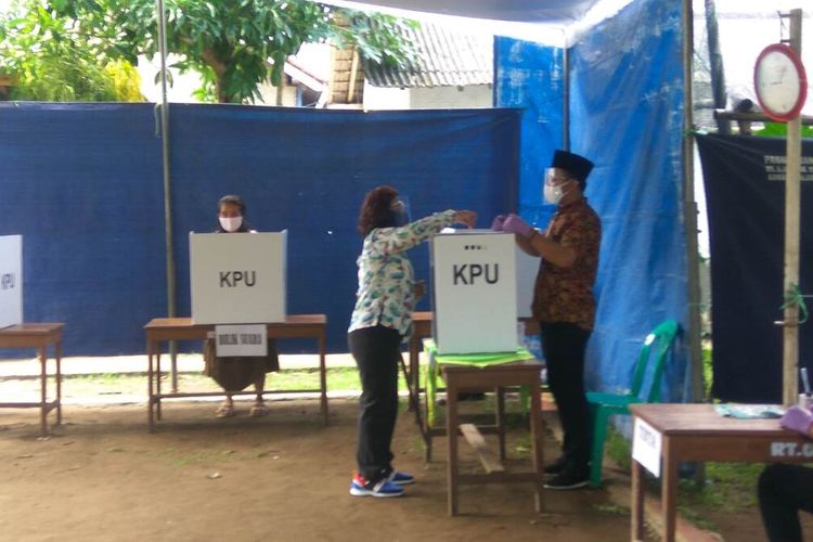 Susi Pudjiastuti memasukan surat suara usai memilih di TPS 02, Desa Pananjung, Kecamatan/Kabupaten Pangandaran, Rabu (9/12/2020).