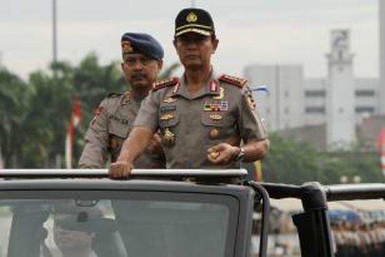 Kapolri Jenderal Sutarman memeriksa pasukan saat apel gelar pasukan Operasi Lilin 2013 terkait pengamanan Natal dan Tahun Baru 2014 di lapangan Monas, Jakarta Pusat, Jumat (20/12/2013). Jumlah personel gabungan yang akan diterjunkan untuk pengamanan mencapai 144.464 orang, terdiri dari 92.009 personel kepolisian dan 52.455 personel lain dari unsur TNI dan kementerian terkait. Sebanyak 1.900 pos keamanan disiapkan Polri untuk mengawal jalannya operasi. TRIBUNNEWS/HERUDIN 