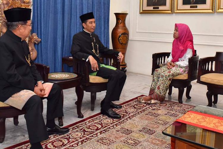 Asa Firda Inayah alias Afi saat bertemu dengan Presiden Joko Widodo dan Wakil Presiden Jusuf Kalla di Gedung Pancasila, Kompleks Kementerian Luar Negeri, Jakarta Pusat, Kamis (1/6/2017).