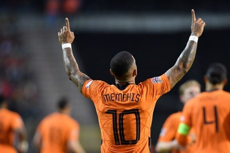 Striker timnas Belanda, Memphis Depay, berselebrasi usai mencetak gol ke gawang Belgia pada laga perdana fase grup UEFA Nations League 2022-2023, Sabtu (4/6/2022). Timnas Belanda akan bertanding melawan Senegal di Piala Dunia 2022 malam ini, Senin (21/11/2022). Terkini, Memphis Depay dilaporkan merapat ke Atletico Madrid