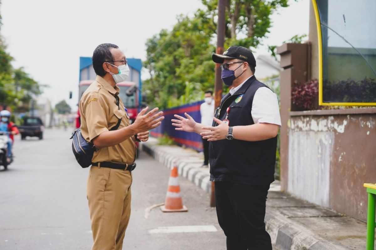 Bupati Kabupaten Kediri Mas Bup saat meninjau keadaan jalan.