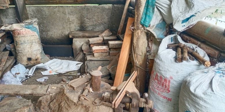 Peralatan pandai besi yang ada di sudut belakang rumah pelaku penanam ganja di kawasan Situ Cangkuang
