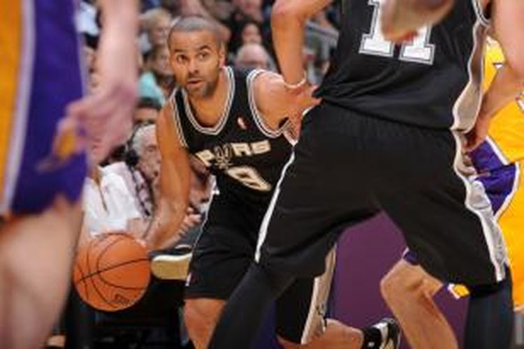 Pebasket San Antonio Spurs, Tony Parker (tengah), membawa bola saat timnya bertemu Los Angeles Lakers pada laga lanjutan kompetisi NBA, di Staples Center, Los Angeles, Jumat (1/11/2013).