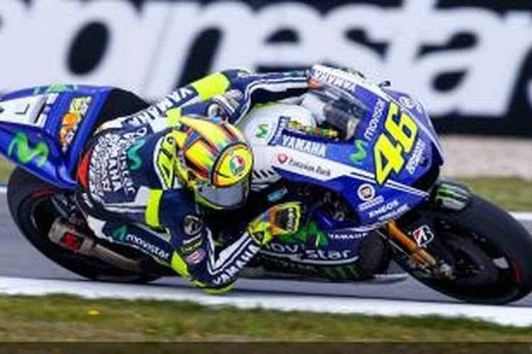 Pebalap Movistar Yamaha asa Italia, Valentino Rossi, membalap di Sirkuit Assen pada sesi latihan bebas kedua GP Belanda, Kamis (26/6/2014).