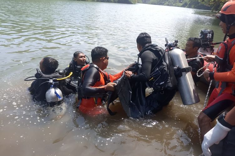 Tim SAR gabungan mengevakuasi jenazah seorang remaja yang hilang terseret arus di Muara Sungai Lalang Linggah, Desa Lalanglinggah, Kecamatan Selemadeg Barat, Kabupaten Tabanan, Provinsi Bali, Senin (17/4/2023)