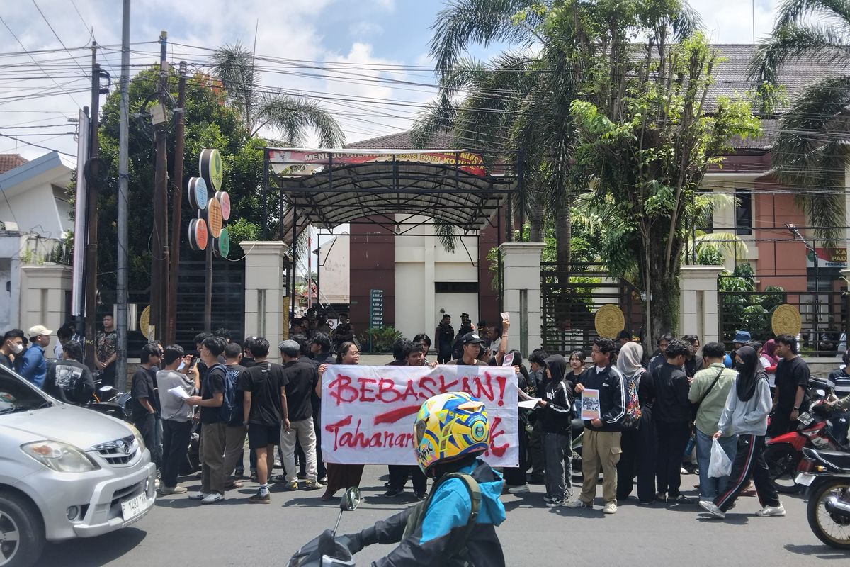 Amarah Masyarakat Jember (AMJ) menggelar unjuk rasa menuntut pembebasan 8 demonstran 30 Agustus 2025 yang dipenjara di depan Pengadilan Negeri Jember, Senin (8/12/2025).