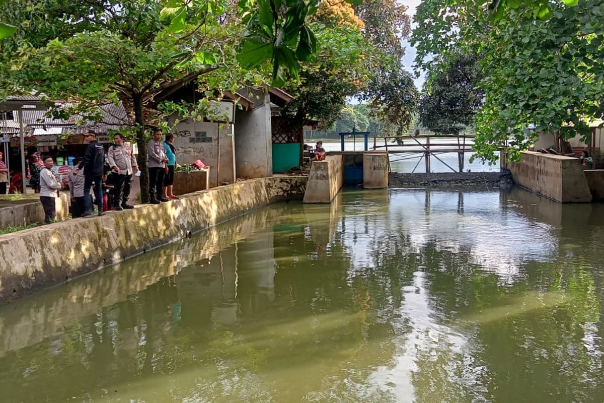 Lokasi bocah berinisial AS ditemukan tewas saat berenang di Situ Pengasinan, Sawangan, Depok, pada Selasa (21/2/2023) sore.