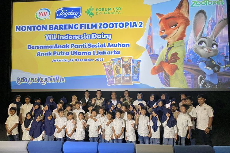 Anak-anak Panti Sosial Asuhan Anak Putra Utama 1 Jakarta bersama Presiden Direktur PT Yili Indonesia Dairy Yu Miao dalam acara nobar film Zootopia 2, Rabu (17/12/2025). (Dok. KOMPAS.COM/Fathia Ariana)