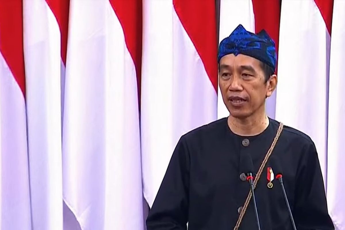 Presiden Joko Widodo mengenakan pakaian adat orang Kanekes atau Suku Badui saat menyampaikan pidato kenegaraan dalam Sidang Bersama DPD dan DPR, Senin (16/8/2021).