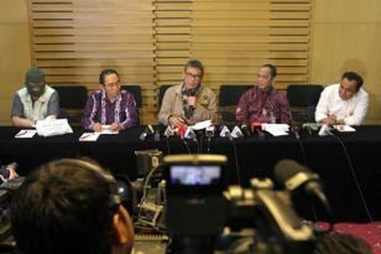 Plt Pimpinan KPK Johan Budi (tengah), Indriyanto Seno Adji (dua kanan), dan Pimpinan KPK Adnan Pandu Praja (dua kiri), memberikan keterangan pers terkait operasi tangkap tangan (OTT) sejumlah orang termasuk anggota Komisi VII DPR RI periode 2014-2019 dari Fraksi Hanura, Dewie Yasin Limpo, di kantor KPK, Jakarta Selatan, Rabu (21/10/2015).