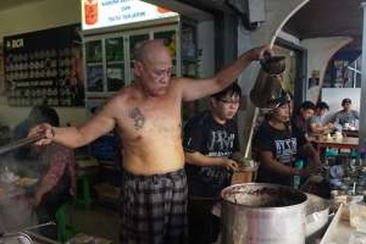 Asiang sedang menyiapkan pesanan untuk para tamu. Warung Kopi Asiang berlokasi di Jalan Merapi, Pontianak, Kalimantan Barat. 