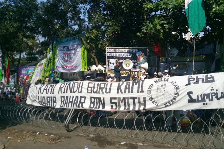 Massa pendukung Bahar Bin Smith terlihat berkerumun didepan Gedung Dinas Perpustakaan dan Arsip Kota Bandung tepatnya di Jalan Seram, menunggu putusan sidang.