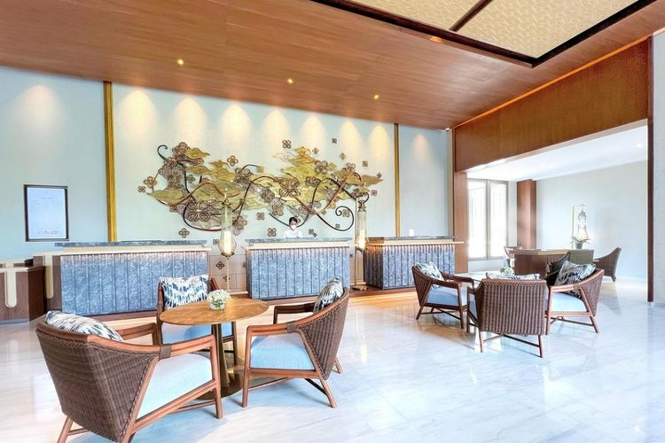 Mason Pine Hotel tampak istimewa karena menawarkan nuansa Indonesia yang kental dengan keramah tamahan yang hangat. Arsitektur dan interiornya mengusung konsep Art Deco klasik nan mewah dengan sentuhan tradisional khas Jabar.