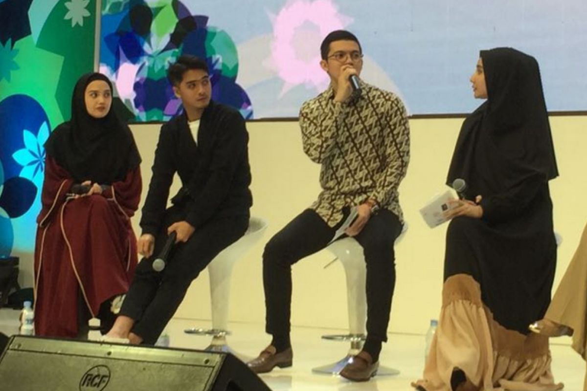 Irwansyah bersama istrinya Zaskia Sungkar dalam sebuah talkshow di The Hall Senayan City, Jakarta Pusat, Sabtu (2/6/2018).