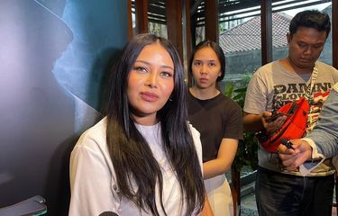 Artis Mutia Ayu merasa senang dan bersyukur akan ada film biopik tentang Glenn Fredly yang bisa ditonton oleh putrinya di masa depan. 