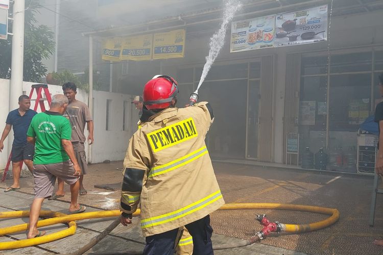 Lantai dua toko retail Indomaret di Jalan Kramat 4, Kwitang, Senen, Jakarta Pusat, terbakar pada Selasa (21/3/2023). (Dok. Sudin Gulkarmat Jakarta Pusat)