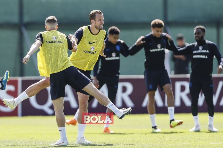 Striker timnas Inggris, Harry Kane, melakukan pemanasan pada sesi latihan tim di Stadion Spartak Zelenogorsk, dekat Saint Petersburg, pada Sabtu (23/6/2018).