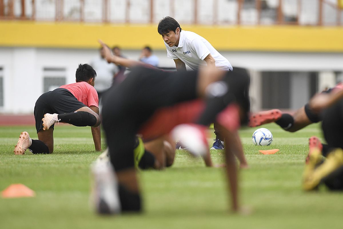 Pelatih Timnas Indonesia Shin Tae-yong memberikan instruksi saat seleksi pemain Timnas Indonesia U-19 di Stadion Wibawa Mukti, Cikarang, Bekasi, Jawa Barat, Senin (13/1/2020). Sebanyak 51 pesepak bola hadir mengikuti seleksi pemain Timnas U-19 yang kemudian akan dipilih 30 nama untuk mengikuti pemusatan latihan di Thailand.