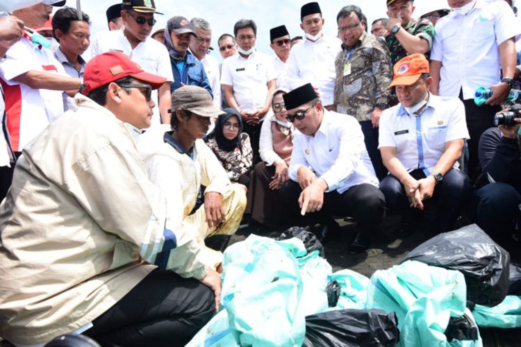 Gubernur Jawa Barat Ridwan Kamil meninjau lokasi terdampak tumpahan minyak (oil spill) Pertamina Hulu Energi Offshore North West Java (PHE ONWJ) di Desa Cemarajaya, Kecamatan Cibuaya, Kabupaten Karawang, Rabu (7/8/19).