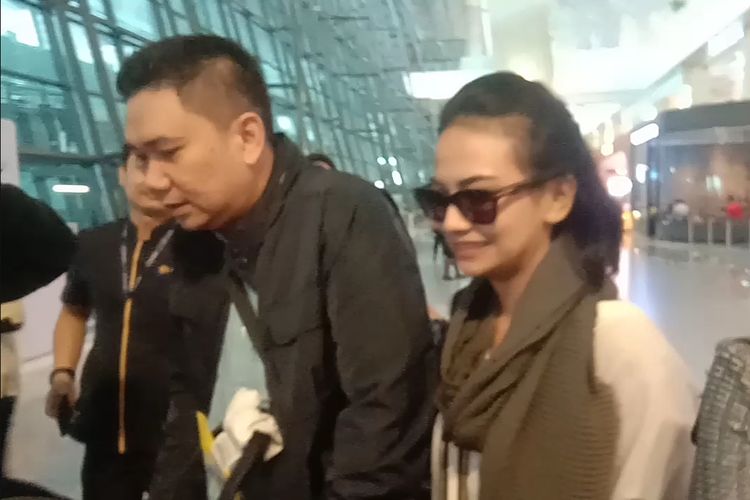 Vanessa Angel tiba di Terminal 3 Bandar Udara Soekarno-Hatta Tangerang, Banten, Senin (1/7/2019).