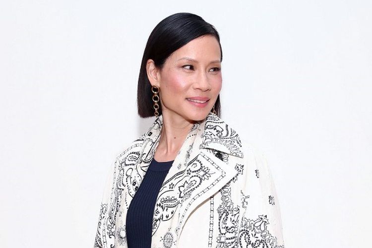 Aktris Lucy Liu menghadiri peragaan busana Tory Burch Fall Winter 2020 di Sotheby's, New York City, pada 9 Februari 2020. 