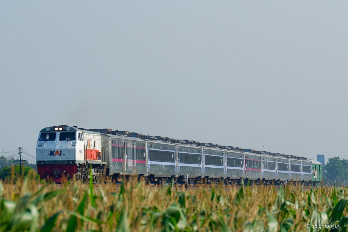 Kereta api milik PT Kereta Api Indonesia (Persero) atau KAI.