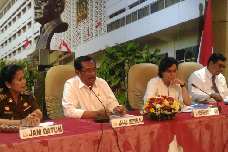 Jaksa Agung HM Prasetyo bersama Menteri Keuangan RI Sri Mulyani di kantor Kejaksaan Agung, Jakarta Selatan, Senin (1/4/2019).