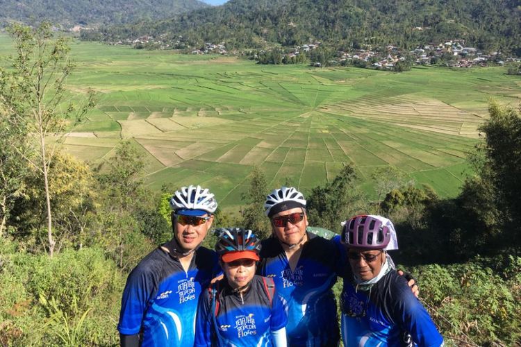 Stefanus Tejo (54) dan Yoke Haulani (54) saat berada di objek wisata sawah jaring laba-laba di NTT.