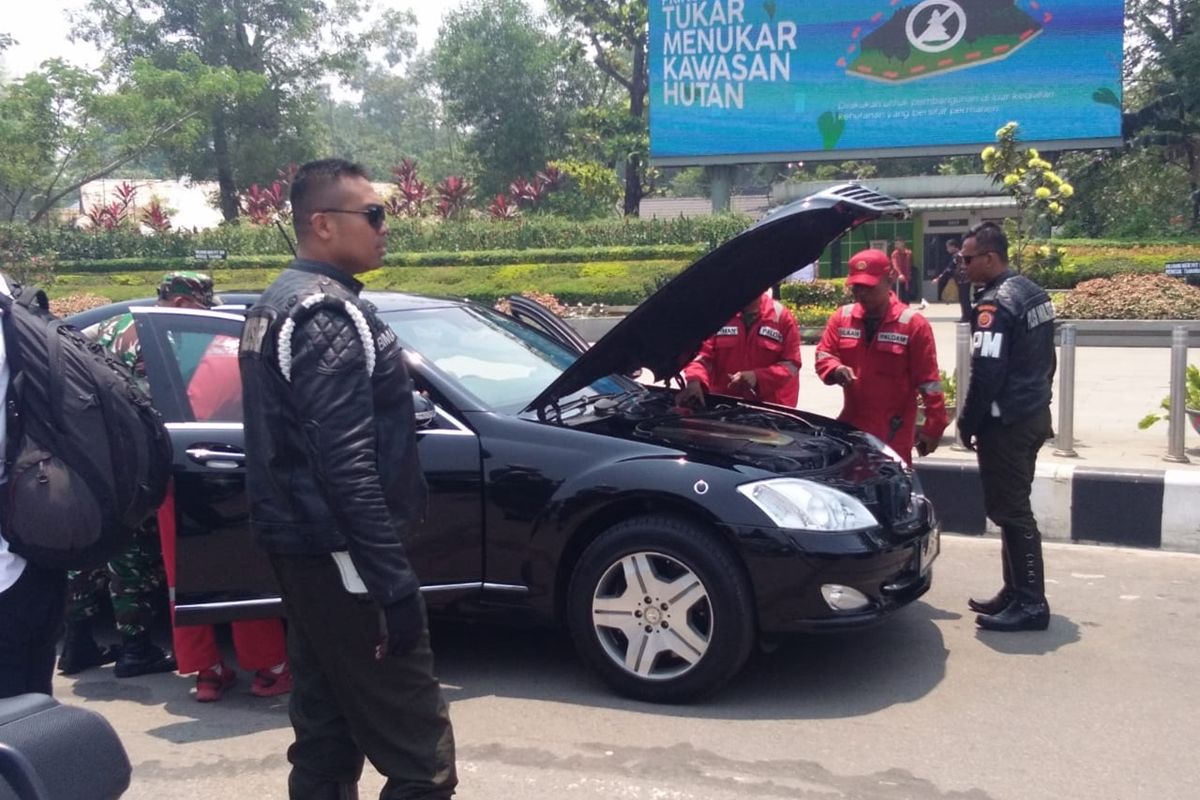 Mobil dinas kepresidenan mogok di Bundaran Digulis Universitas Tanjungpura, Pontianak, Kalimantan Barat.