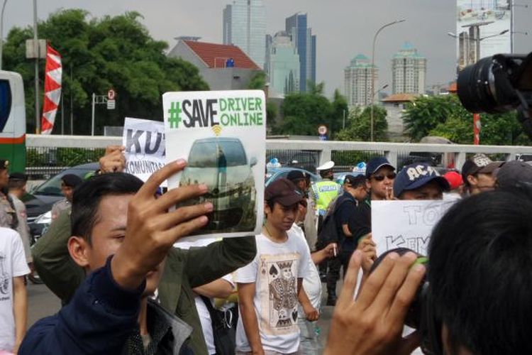 Ratusan sopir taksi online tiba di depan kompleks gedung DPR/MPR RI, Senin (22/8/2016). Para sopir berunjuk rasa menuntut untuk mencabut Peraturan Menteri Perhubungan (Permenhub) Nomor 32 Tahun 2016 tentang Penyelenggaraan Angkutan Orang dengan Kendaraan Bermotor Umum Tidak dalam Trayek.