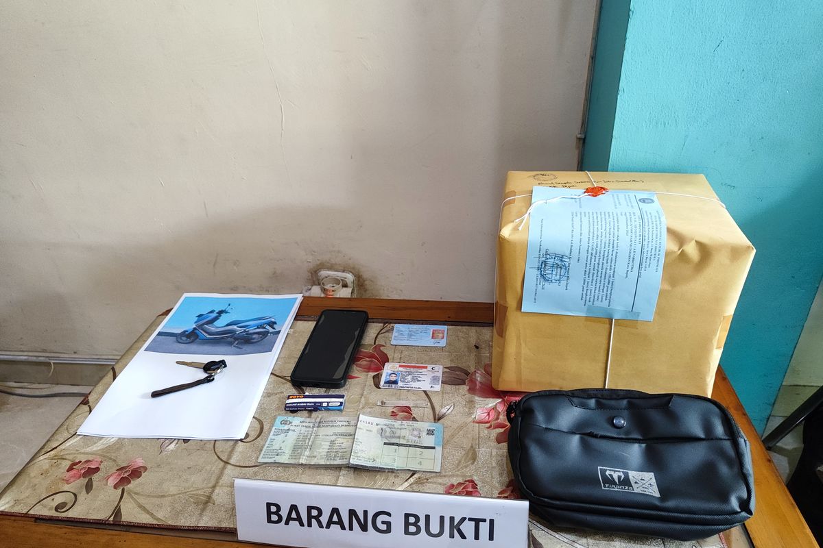 Badan Narkotika Nasional (BNN) Kota Depok dan TNI Angkatan Laut menggagalkan pengedaran tiga kilogram ganja kering dari tangan seorang kurir inisial AGS, Jumat (22/12/2023).