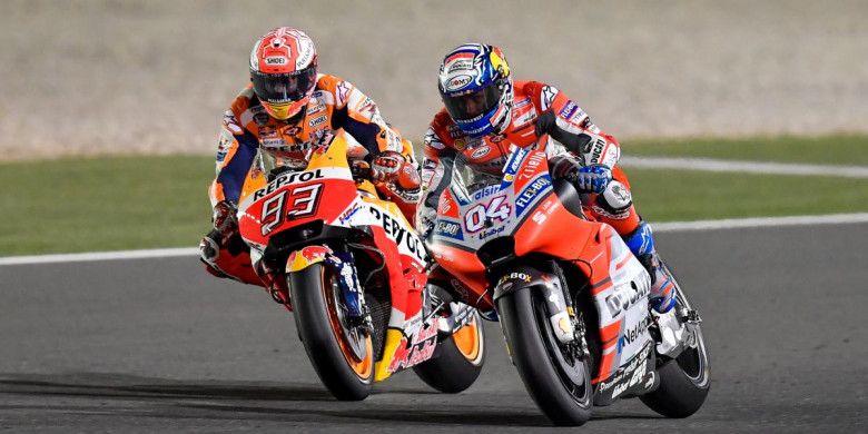 Marc Marquez (Repsol Honda/kiri) dan Andrea Dovizioso (Ducati) berebut posisi pertama pada seri pertama MotoGP 2018 di Sirkuit Losail, Qatar, Minggu (18/3/2018).