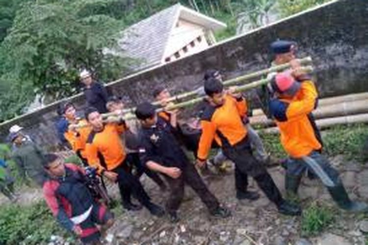 Tim Sar gabungan menemukan Marsono (78) warga RT 1/ RW 3 Dusun Kendal Ngisor Desa Wirogomo, Kecamatan Banyubiru, dalam kondisi tewas, Minggu (3/1/2016) siang. 