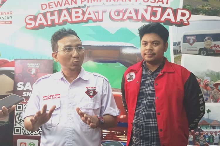 Penasehat DPP Sahabat Ganjar Fahlesa Munabari memberikan keterangan pers usai peresmian Posko Pemenangan DPP Sahabat Ganjar di Kebayoran Baru, Jakarta Selatan, Sabtu (6/5/2023).