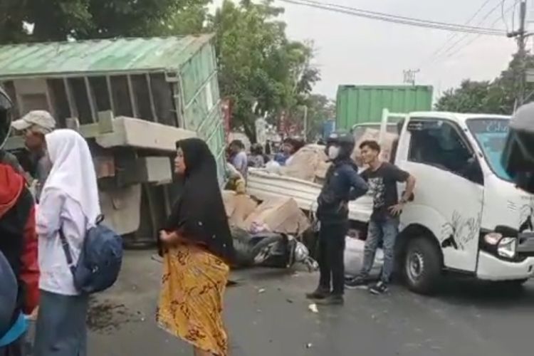 Detik-detik truk kontainer terbalik dan menabrak dua mobil dan motor di Jl Galangan Kapal, Makassar, Sulsel, Selasa (31/10/2023) sore
