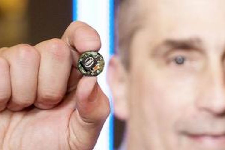CEO Intel Brian Krzanich menunjukkan modul komputer Intel Curie
