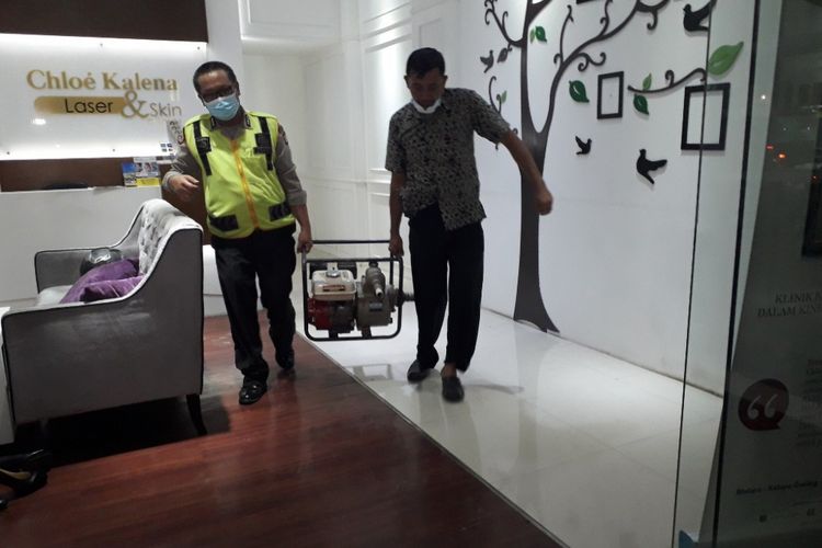 Polisi mengamankan barang bukti berupa mesin pompa dari sebuah klinik kecantikan di kawasan Kelapa Gading, Jakarta Utara, Jumat (20/7/2018).