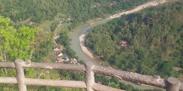 Pemandangan Sungai Oya dari Puncak Mangunan, Bantul