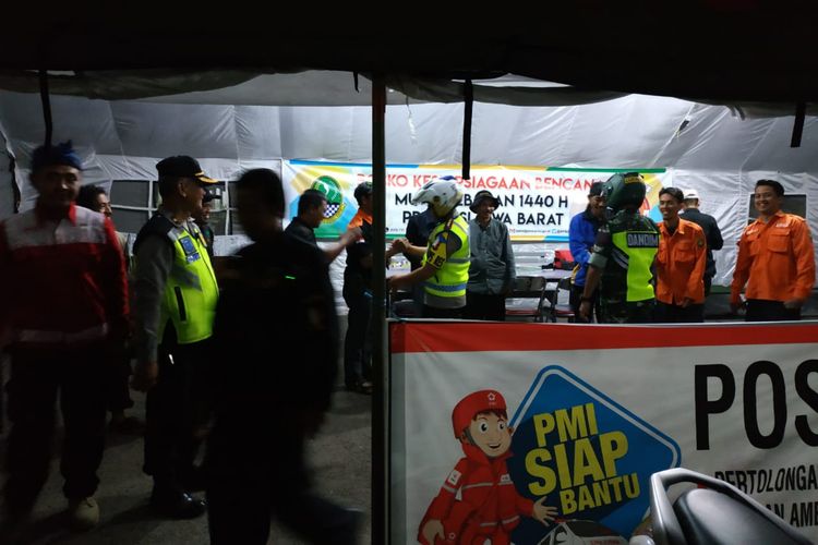 Amankan malam takbir, personel gabungan siaga di Pos Pam di wilayah Sumedang kota, Jawa Barat, Selasa (4/6/2019) malam. AAM AMINULLAH/KOMPAS.com