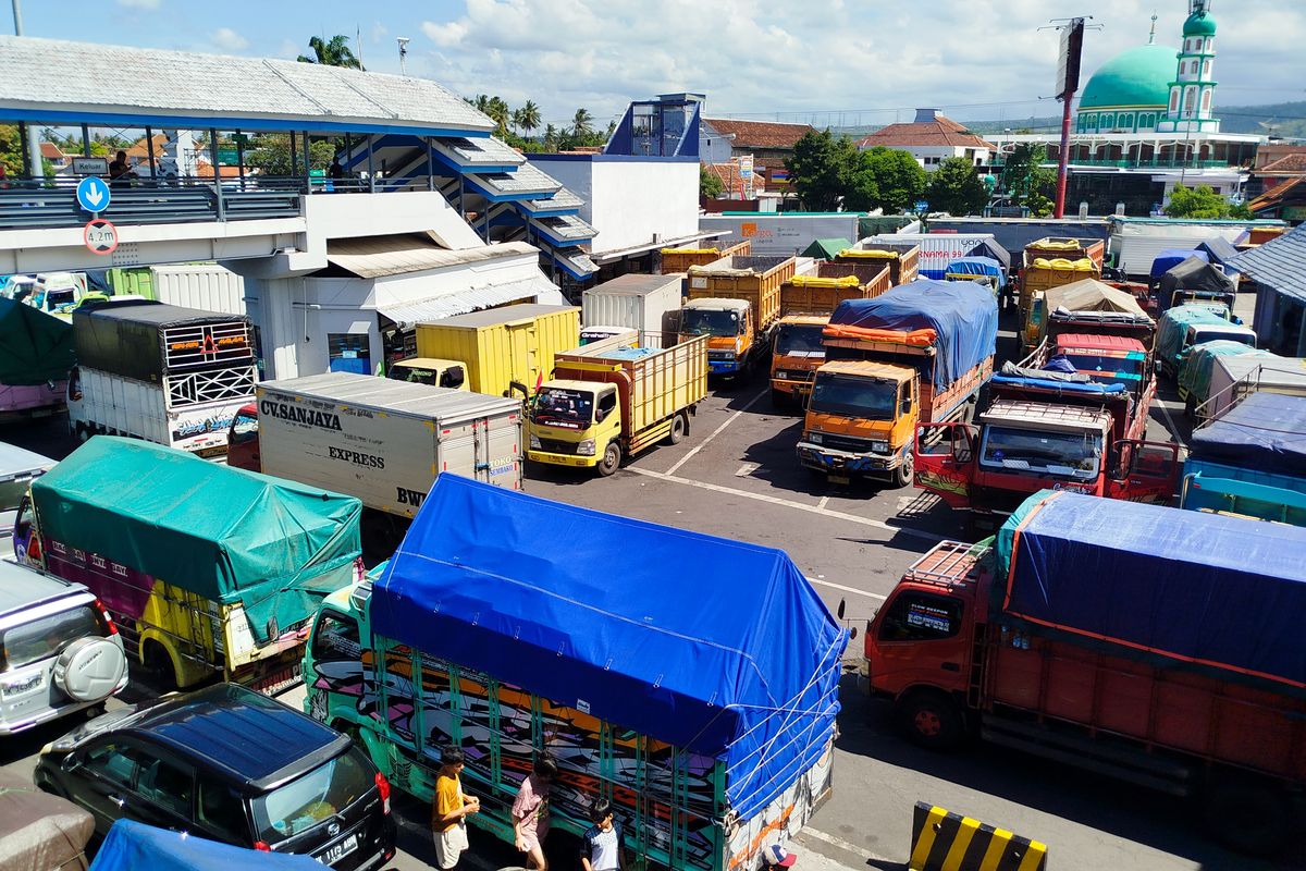 Antrean truk di Pelabuhan Ketapang Banyuwangi. 