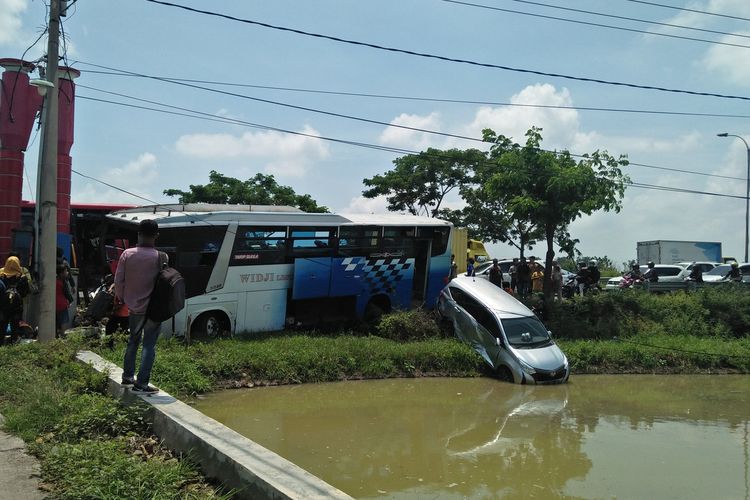 Bus penumpang menabrak mobil pribadi hingga mau tercebur ke tambak di Jalan Raya depan Desa Mandepo, Kecamatan Duduksampean, Gresik.