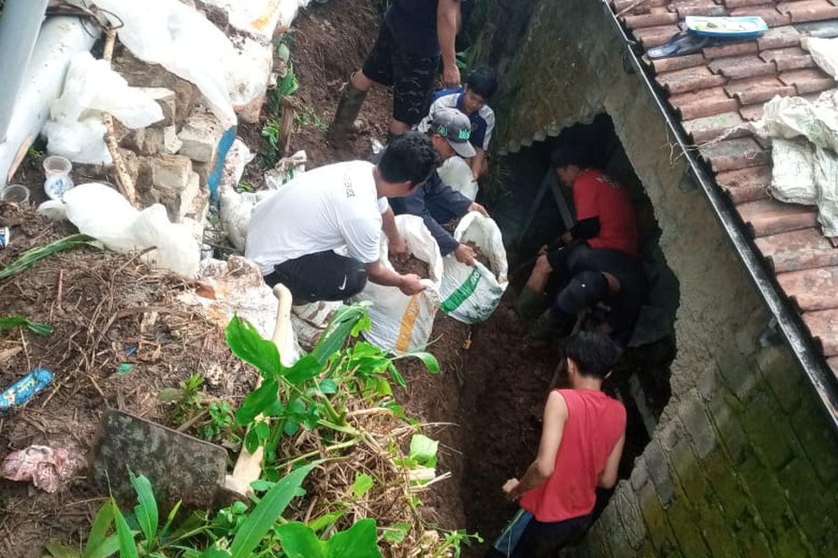 Satu unit rumah di Kampung Cibuntu RT 01 RW 09, Desa Bojongkoneng, Kecamatan Ngamprah, Kabupaten Bandung Barat (KBB), Jawa Barat porak poranda diterjang longsor, Jumat (24/11/2023).