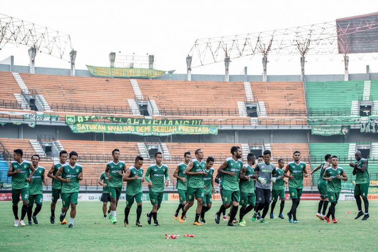 Para pemain Persebaya Surabaya berlatih di Stadion Gelora Bung Tomo.