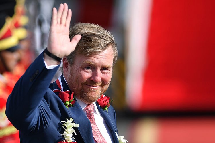 Raja Belanda Willem Alexander melambaikan tangan saat tiba di Bandara Halim Perdanakusuma, Jakarta Timur, Senin (9/3/2020). Kunjungan kenegaraan Raja dan Ratu Belanda ke Indonesia tersebut untuk peningkatan kerja sama bilateral di bidang ekonomi dan peningkatan sumber daya manusia.