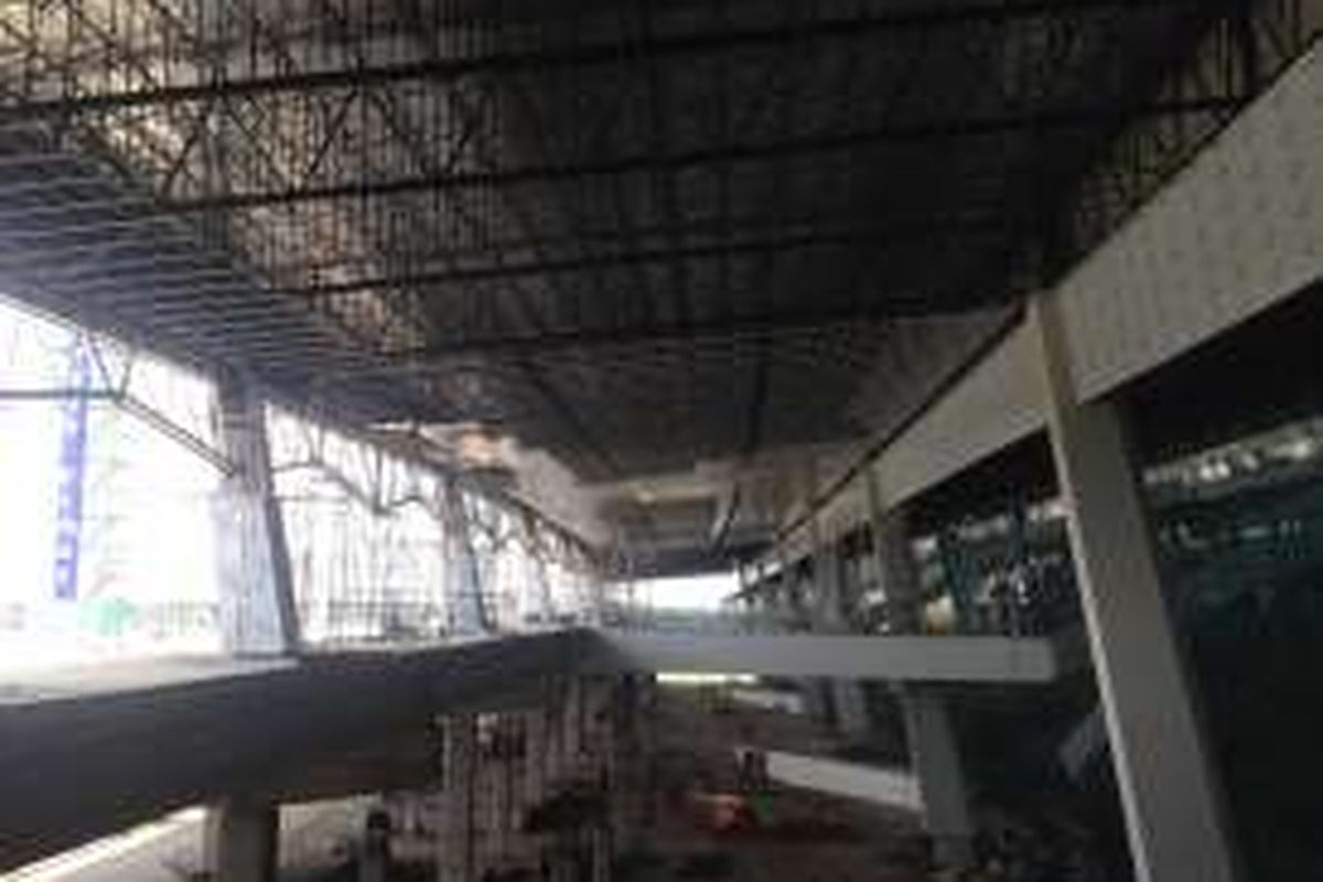 Tampak interior di lobby dekat area drop off Terminal 3 Ultimate Bandara Soekarno-Hatta, Tangerang, masih dalam tahap pembangunan, Rabu (27/1/2016). Rencananya Terminal 3 Ultimate akan mulai beroperasi Mei 2016 mendatang. 








