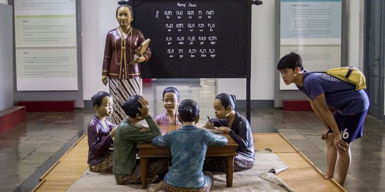 Pelajar mengamati diorama sejarah di Museum Kebangkitan Nasional (ex Gedung Stovia), Jakarta, Sabtu (19/5/2018). Hari Kebangkitan Nasional yang diperingati pada tanggal 20 Mei merupakan refleksi mengenang masa dimana bangkitnya rasa dan semangat persatuan, kesatuan dan nasionalisme serta kesadaran untuk memperjuangkan kemerdekaan.  