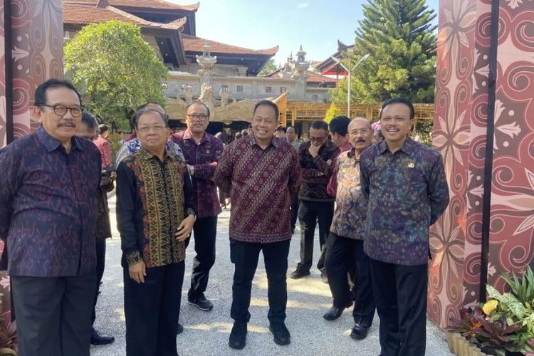 Mantan Gubernur Bali Wayan Koster bersama PJ Gubernur Bali Sang Made Mahendra Jaya sebelum serah terima jabatandi Denpasar, Jumat (8/9/2023). ANTARA/Ni Putu Putri Muliantari.